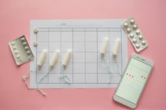 Менструальный цикл Календарь для месяца с метками и мобильного применения на экране смартфона стоковое изображение rf Менструальный цикл Календарь для месяца с метками и мобильного применения на экране смартфона стоковое изображение rf