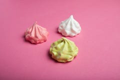 Меренги детей небольшие спиральные на розовой предпосылке - выражении любов на день Валентайн стоковая фотография Меренги детей небольшие спиральные на розовой предпосылке - выражении любов на день Валентайн стоковая фотография