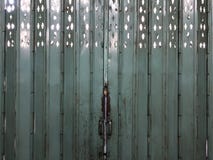 Местная винтажная азиатская стальная зеленая дверь изнутри здания стоковые фото Местная винтажная азиатская стальная зеленая дверь изнутри здания стоковые фото