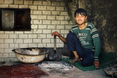 местный хлеб выпечки человека uyghur в традиционной печи на хлебопекарне стоковые изображения местный хлеб выпечки человека uyghur в традиционной печи на хлебопекарне стоковые изображения