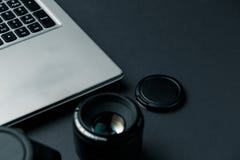 Место для работы на черной таблице фотографа o стоковое фото rf Место для работы на черной таблице фотографа o стоковое фото rf