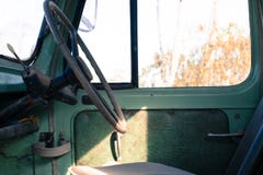 Место и руль водителей в ржавой старой зеленой тележке стоковое фото rf Место и руль водителей в ржавой старой зеленой тележке стоковое фото rf