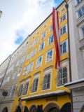 Место рождения Mozart в снеге сезона зимы флага Зальцбурга Австрии стоковая фотография Место рождения Mozart в снеге сезона зимы флага Зальцбурга Австрии стоковая фотография