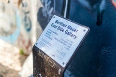 Металлическая пластинка галереи Ист-Сайд Mauer берлинца стоковые фото Металлическая пластинка галереи Ист-Сайд Mauer берлинца стоковые фото