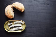 Металл может с сохраненными рыбами сельдей, законсервированными marinated сельдями, открытой жестяной коробкой, взгляд сверху Стоковые Изображения RF Металл может с сохраненными рыбами сельдей, законсервированными marinated сельдями, открытой жестяной коробкой, взгляд сверху Стоковые Изображения RF