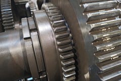 Металл шестерни катит конец-вверх Большой cog катит внутри мотор Зубчатые колеса коробки передач стоковые изображения rf Металл шестерни катит конец-вверх Большой cog катит внутри мотор Зубчатые колеса коробки передач стоковые изображения rf