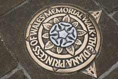 Металлическая пластинка металла в мостоваой, отмечать принцессу Диану Мемориальн Идти в Лондоне Англия стоковое фото rf Металлическая пластинка металла в мостоваой, отмечать принцессу Диану Мемориальн Идти в Лондоне Англия стоковое фото rf