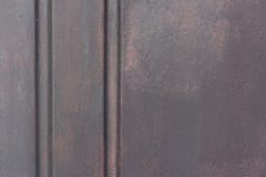 Металлический строб двери гаража с красным инфернальным цветом Стоковые Фотографии RF Металлический строб двери гаража с красным инфернальным цветом Стоковые Фотографии RF