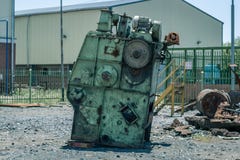 Металлолом промышленного машинного оборудования в пустом дворе стоковая фотография Металлолом промышленного машинного оборудования в пустом дворе стоковая фотография