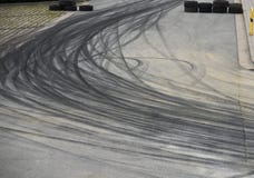 Метки прогара покрышки на дороге асфальта стоковая фотография rf Метки прогара покрышки на дороге асфальта стоковая фотография rf