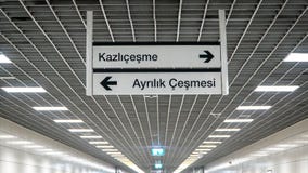 Метро Стамбула подписывает показывать пути к станциям Kazlicesme и Ayrilik Cesmesi стоковое фото rf Метро Стамбула подписывает показывать пути к станциям Kazlicesme и Ayrilik Cesmesi стоковое фото rf