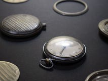 Механизмы дозоров и их частей на черной предпосылке стоковое фото Механизмы дозоров и их частей на черной предпосылке стоковое фото