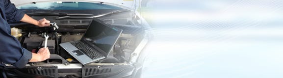 Механик автомобиля работая в обслуживании ремонта автомобилей стоковые изображения Механик автомобиля работая в обслуживании ремонта автомобилей стоковые изображения