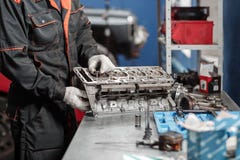 Механик устанавливает новый клапан Демонтируйте корабль корпуса двигателя Ремонт столицы мотора 16 клапаны и 4 стоковое фото Механик устанавливает новый клапан Демонтируйте корабль корпуса двигателя Ремонт столицы мотора 16 клапаны и 4 стоковое фото