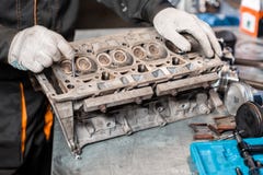 Механик устанавливает новый клапан Демонтируйте корабль корпуса двигателя Ремонт мотора прописной 16 клапаны и 4 стоковое фото rf Механик устанавливает новый клапан Демонтируйте корабль корпуса двигателя Ремонт мотора прописной 16 клапаны и 4 стоковое фото rf