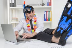 Мечтать каникулы. Жизнерадостный бизнесмен в флипперах и snork стоковое изображение rf Мечтать каникулы. Жизнерадостный бизнесмен в флипперах и snork стоковое изображение rf
