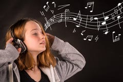 Милая маленькая девочка слушая к музыке на наушниках стоковое фото rf Милая маленькая девочка слушая к музыке на наушниках стоковое фото rf
