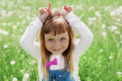 Милая маленькая девочка смеясь над и играя при ее руки представляя козу на зеленом луге внешнем, счастливой концепции детства стоковые изображения Милая маленькая девочка смеясь над и играя при ее руки представляя козу на зеленом луге внешнем, счастливой концепции детства стоковые изображения