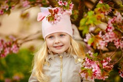 Милая очаровательная белокурая девушка с сочными волосами на розовом spri Сакуры стоковая фотография rf Милая очаровательная белокурая девушка с сочными волосами на розовом spri Сакуры стоковая фотография rf