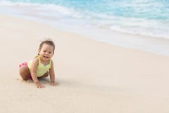 Милый младенец играя на красивом песчаном пляже стоковые фотографии rf Милый младенец играя на красивом песчаном пляже стоковые фотографии rf