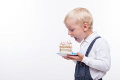 Милый мальчик пробует сладостную еду стоковое изображение Милый мальчик пробует сладостную еду стоковое изображение