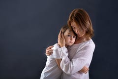 Милый мальчик с большим рему на его лбе от падать, hugg стоковые изображения rf Милый мальчик с большим рему на его лбе от падать, hugg стоковые изображения rf