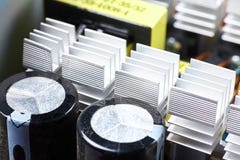 Микросхема, конденсаторы, резисторы на компьютере всходит на борт предпосылка промышленная стоковая фотография Микросхема, конденсаторы, резисторы на компьютере всходит на борт предпосылка промышленная стоковая фотография