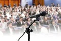 Микрофон на Blurred предпосылка конференции залы дела конференц-зала семинара много людей большая стоковые изображения Микрофон на Blurred предпосылка конференции залы дела конференц-зала семинара много людей большая стоковые изображения