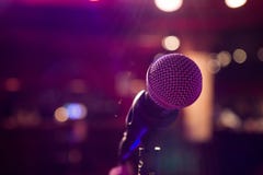 Микрофон на красочной предпосылке с bokeh стоковая фотография rf Микрофон на красочной предпосылке с bokeh стоковая фотография rf