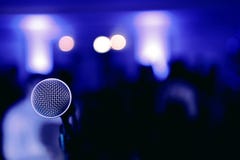 Микрофон на этапе перед концертом на голубой запачканной предпосылке стоковые фотографии rf Микрофон на этапе перед концертом на голубой запачканной предпосылке стоковые фотографии rf