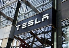МИЛАН, ИТАЛИЯ - 19-ОЕ ИЮЛЯ 2017: Магазин моторов Tesla в квадрате Gael Aulenti аркады в милане, Италии стоковые изображения МИЛАН, ИТАЛИЯ - 19-ОЕ ИЮЛЯ 2017: Магазин моторов Tesla в квадрате Gael Aulenti аркады в милане, Италии стоковые изображения