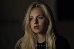 Милая блондинка сбиванная с толку в темноте стоковые фотографии rf Милая блондинка сбиванная с толку в темноте стоковые фотографии rf