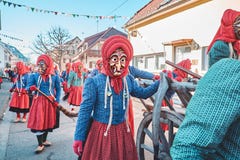 Милая ведьма идет около деревянной кровати планки стоковое фото rf Милая ведьма идет около деревянной кровати планки стоковое фото rf