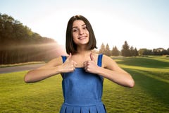 Милая девушка показывая большие пальцы руки вверх outdoors стоковые изображения rf Милая девушка показывая большие пальцы руки вверх outdoors стоковые изображения rf