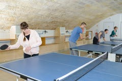 Милая женщина играя пингпонг с друзьями стоковое изображение rf Милая женщина играя пингпонг с друзьями стоковое изображение rf