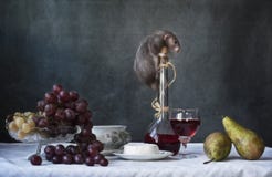 Милая маленькая серая крыса на бутылке вина с плодом и сыром Натюрморт в винтажном стиле с крысой в реальном маштабе времени Кита стоковая фотография rf Милая маленькая серая крыса на бутылке вина с плодом и сыром Натюрморт в винтажном стиле с крысой в реальном маштабе времени Кита стоковая фотография rf