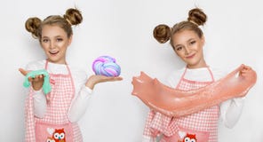 Милая смешная девушка с шламом в кухне Девушка варит и печет ее булочки, делает торт и шлам стоковые изображения rf Милая смешная девушка с шламом в кухне Девушка варит и печет ее булочки, делает торт и шлам стоковые изображения rf