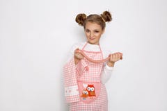 Милая смешная девушка с шламом в кухне Девушка варит и печет ее булочки, делает торт и шлам стоковая фотография rf Милая смешная девушка с шламом в кухне Девушка варит и печет ее булочки, делает торт и шлам стоковая фотография rf