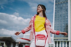 Милая счастливая девушка хипстера представляя на виде на город стоковые фотографии rf Милая счастливая девушка хипстера представляя на виде на город стоковые фотографии rf