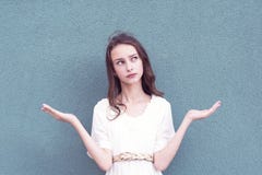 Милая темн-с волосами девушка повышая что-то стоковое фото rf Милая темн-с волосами девушка повышая что-то стоковое фото rf