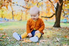 Милый маленький ребенок имея потеху на красивый день падения стоковое фото Милый маленький ребенок имея потеху на красивый день падения стоковое фото