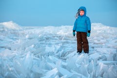 Милый мальчик outdoors играя на пляже зимы стоковые фото Милый мальчик outdoors играя на пляже зимы стоковые фото