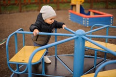 Милый мальчик одел в теплом катании шляпы и куртки на c стоковое изображение rf Милый мальчик одел в теплом катании шляпы и куртки на c стоковое изображение rf