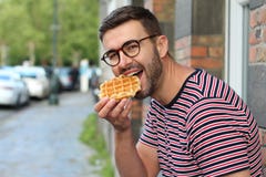 Милый парень есть вафлю в Брюсселе, Бельгии стоковые фотографии rf Милый парень есть вафлю в Брюсселе, Бельгии стоковые фотографии rf