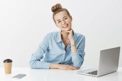Милый усмехаясь женский независимый удаленный работник носит стекла используя кофе ноутбука выпивая проверяя электронные почты че стоковая фотография rf Милый усмехаясь женский независимый удаленный работник носит стекла используя кофе ноутбука выпивая проверяя электронные почты че стоковая фотография rf