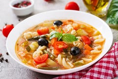 Минестроне, итальянский овощной суп с макаронными изделиями Еда Vegan стоковые изображения rf Минестроне, итальянский овощной суп с макаронными изделиями Еда Vegan стоковые изображения rf