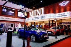 Мини бондарь в будочке торговой выставки в мотор-шоу стоковое изображение rf Мини бондарь в будочке торговой выставки в мотор-шоу стоковое изображение rf