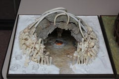 Миниатюра домов PaleoIndian показанных на музее форта старом стоковые изображения rf Миниатюра домов PaleoIndian показанных на музее форта старом стоковые изображения rf