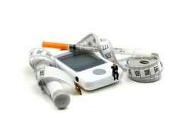 Миниатюрные люди: Доктор и пациент с diabete метра глюкозы стоковое изображение rf Миниатюрные люди: Доктор и пациент с diabete метра глюкозы стоковое изображение rf