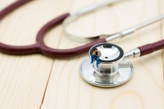 Миниатюрные люди: Человек с ежегодным проверкой здоровья Польза изображения для здоровой концепции стоковое фото rf Миниатюрные люди: Человек с ежегодным проверкой здоровья Польза изображения для здоровой концепции стоковое фото rf
